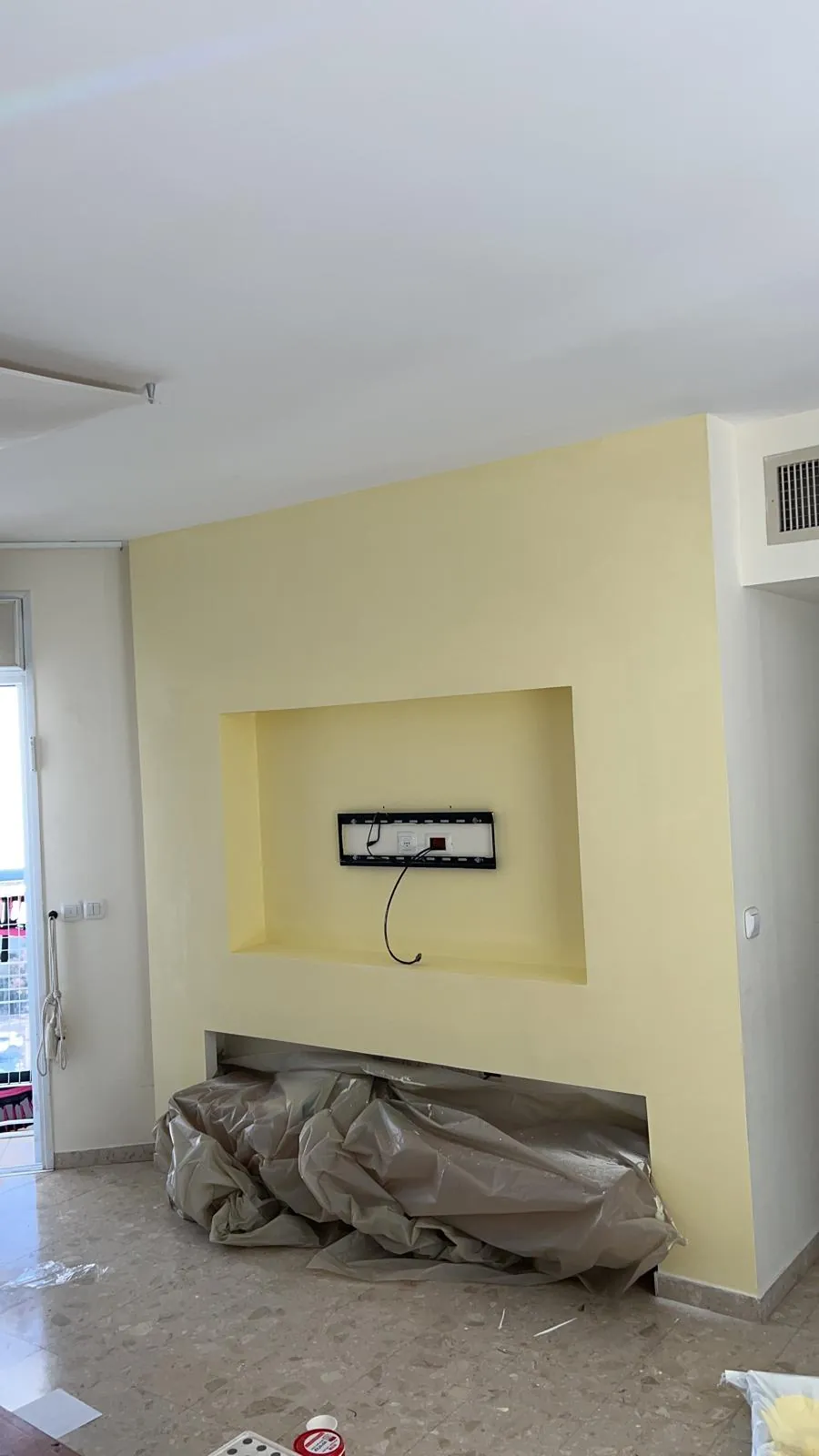קיר גבס עם נישה לטלוויזיה, תושבת קיר וכבלים גלויים לפני ההתקנה